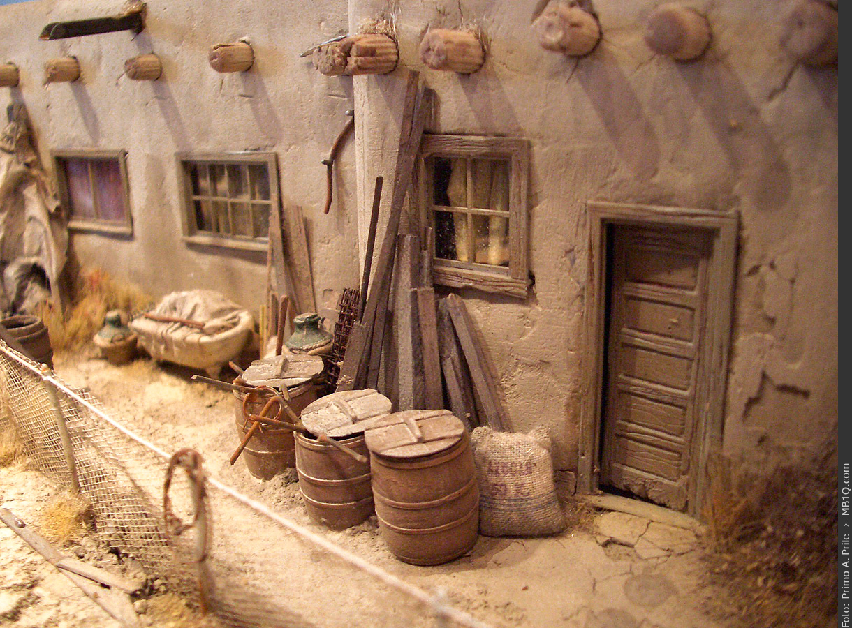 Gerümpel hinter Adobe-Haus