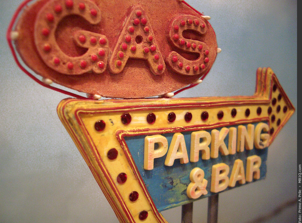 Wegweiser «Gas, Parking & Bar»