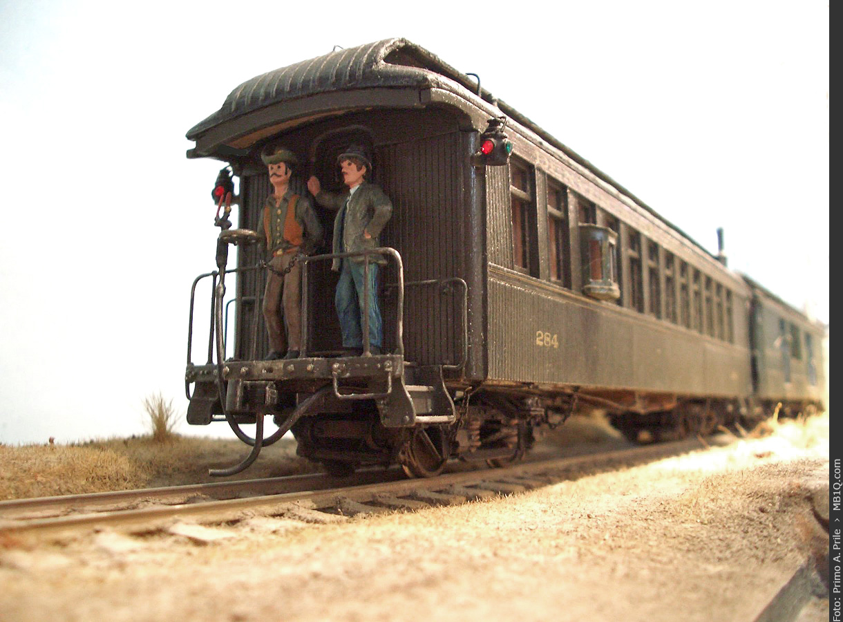 Personen auf der Plattform des D&RGW Coach #284