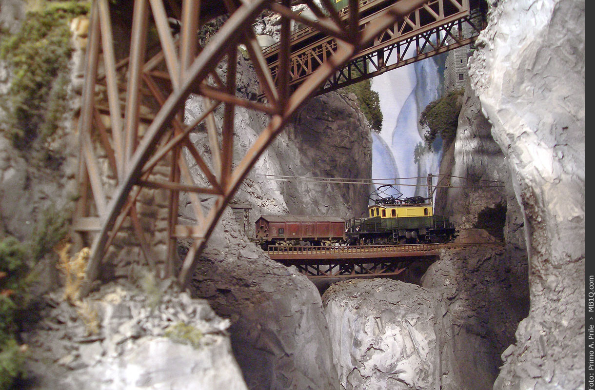 Blick in die Schlucht auf einen TGB-Zug