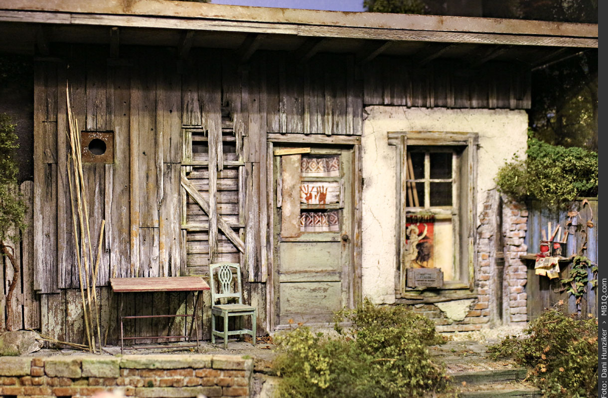 Schuppen als Halbrelief