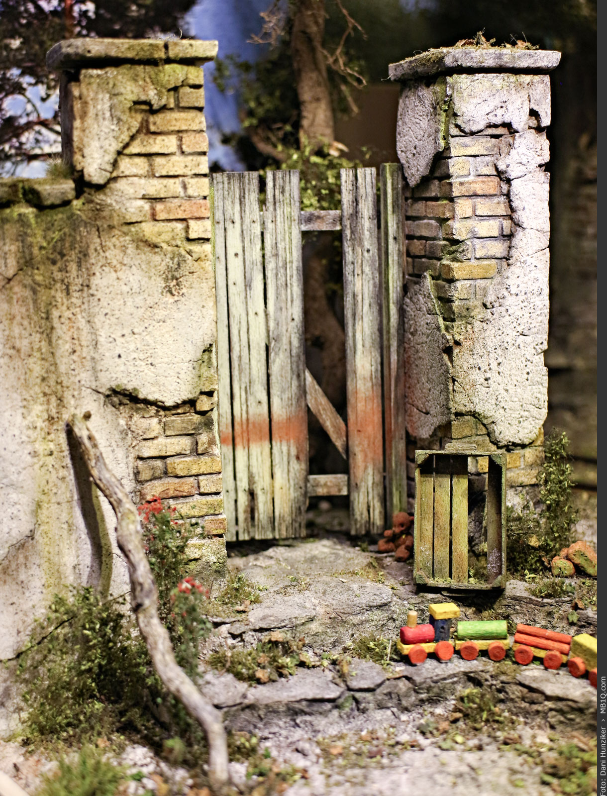 Gartentor mit Mauerstück