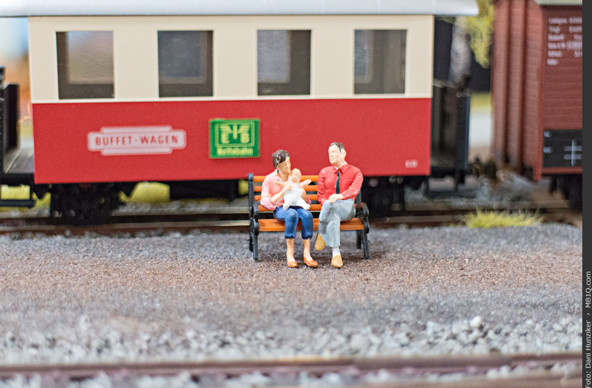 Preiserleins mit Baby auf Parkbank