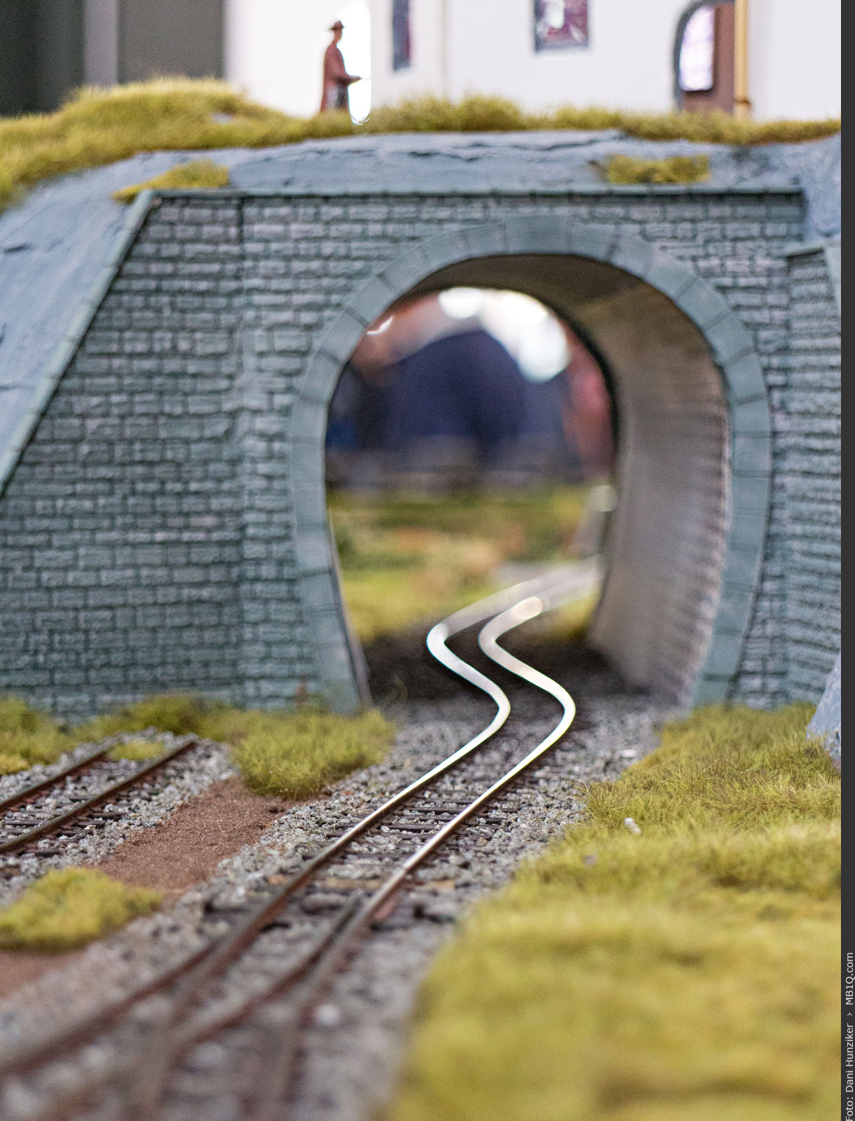0e-Gleise im Gegenlicht, Tunnelportal
