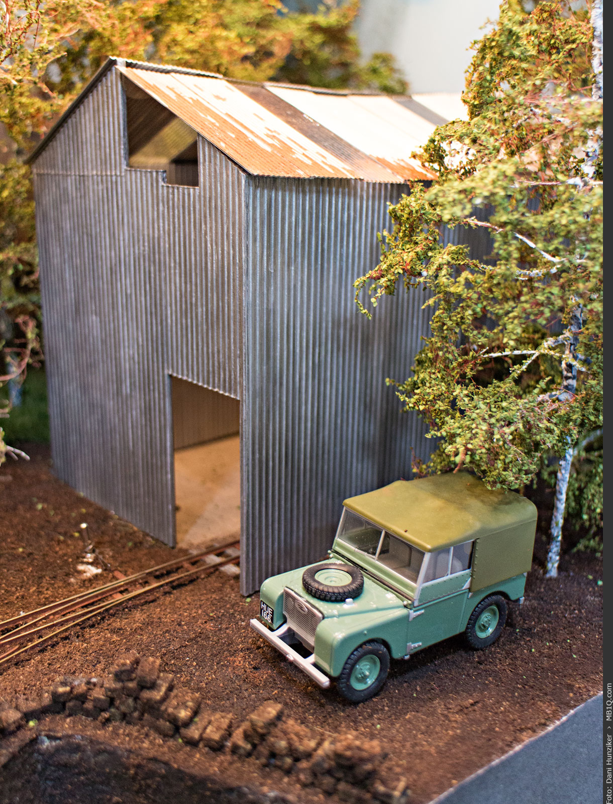 Wellblechhütte + Land Rover