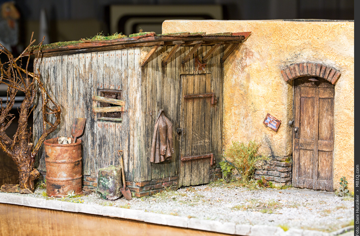 Holzschuppen und Vorplatz