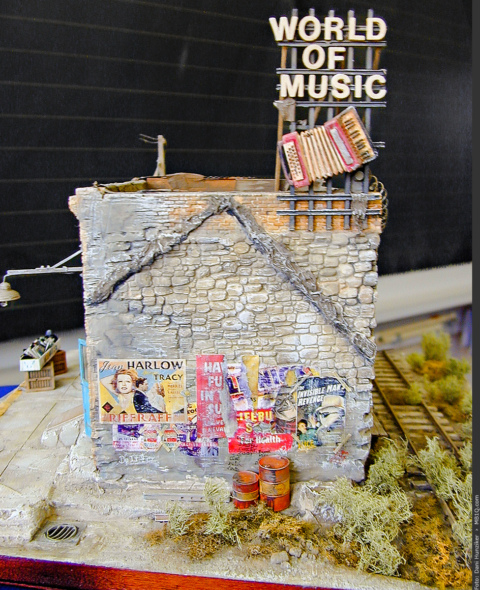 Seitenwand mit Billboard «World of Music»