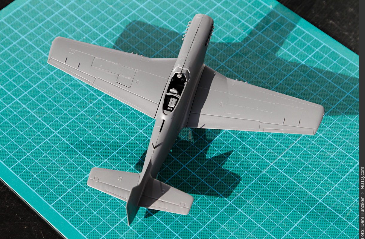 Mit Tamiya-Spraydose TS-4 «German Grey» grundierte North American P-51D «Mustang»
