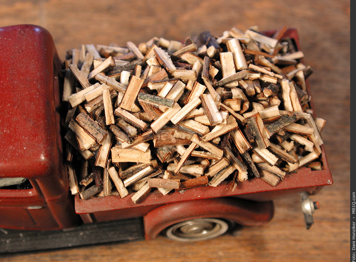 Pickup, beladen mit Brennholz