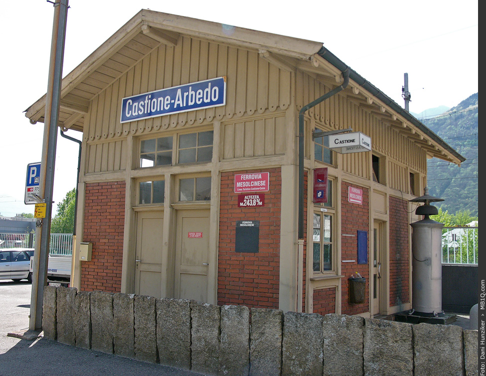 Stationsgebäude Castione-Arbedo der Ferrovia Mesolcinese (FM)