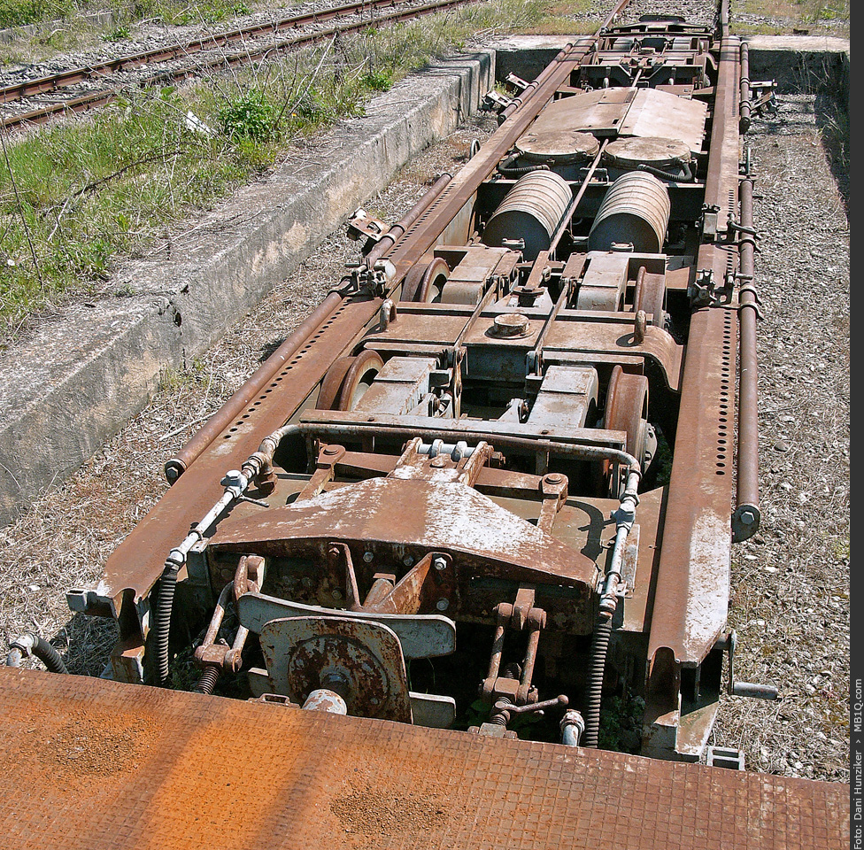 RhB (SEFT) Rollschemel Ua 8336 + Rollschemelanlage in Castione-Arbedo