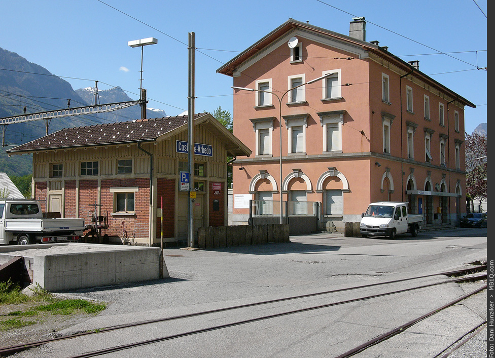 Stationsgebäude Castione-Arbedo der FM + SBB-Bahnhof