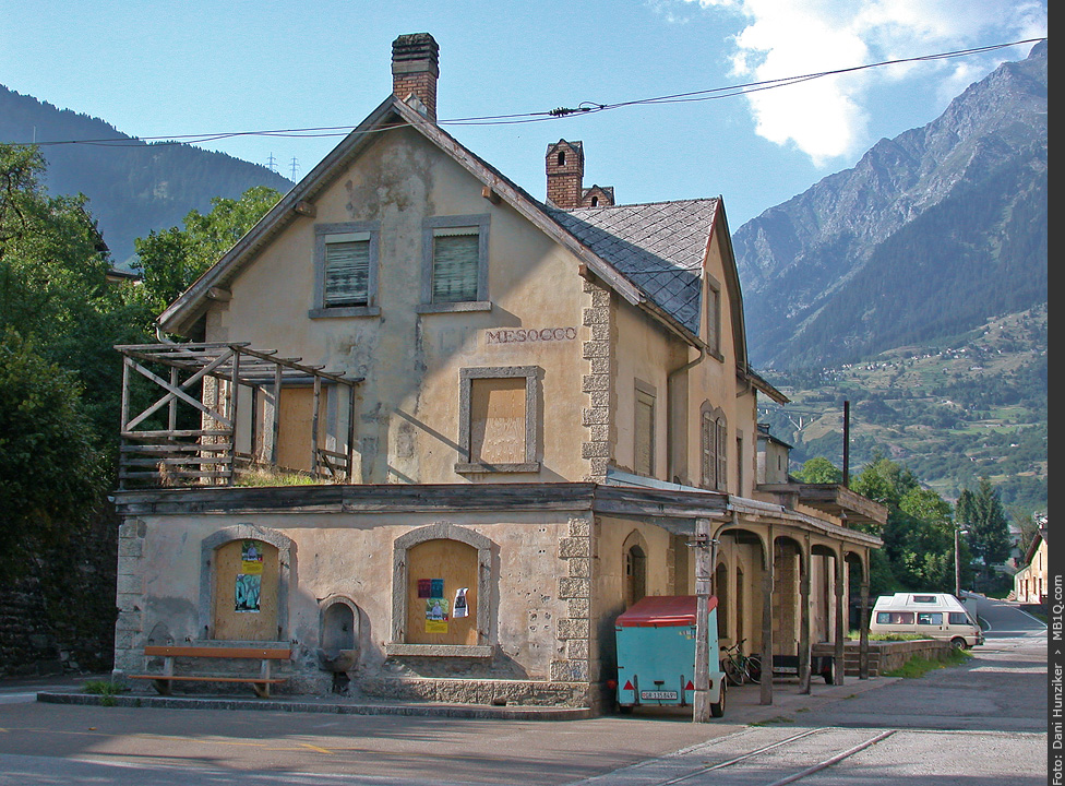 Stillgelegtes Stationsgebäude Mesocco der ehemaligen Bellinzona–Mesocco-Bahn (BM)