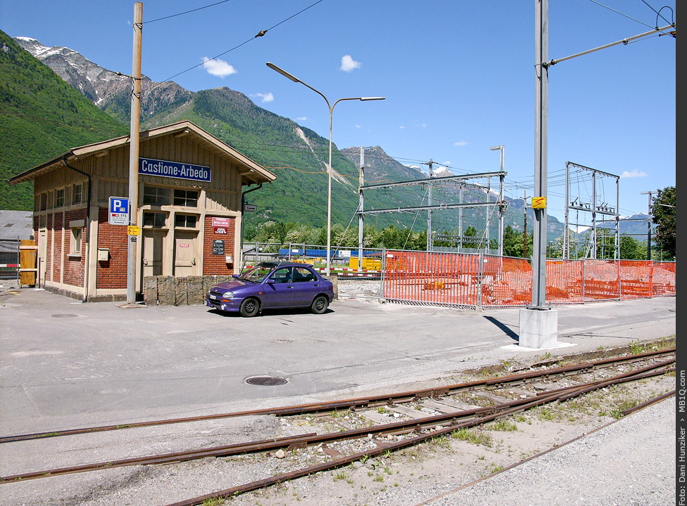 Stationsgebäude Castione-Arbedo der Ferrovia Mesolcinese (FM) + Mazda 121 «Schnupftruckli»
